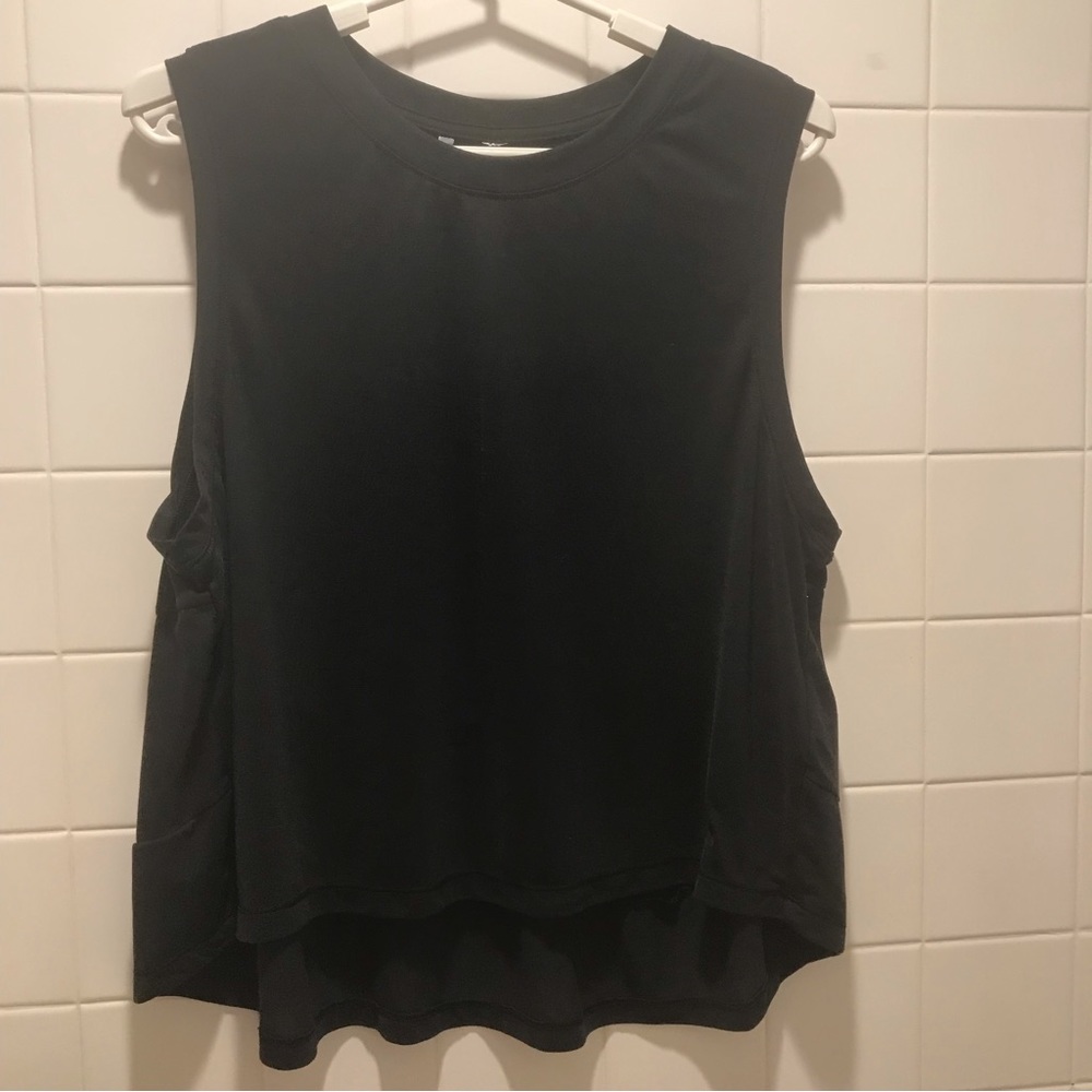 Under Armor Woman’s Large Black Tank Top High Low Hem Banded Neck & Arms Tiered